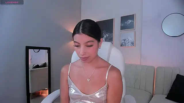 Snapshot of Tiffany_Low chatting on November 2025 04:43:02 PM Tiffany Low online show from November 2025 04:43:02 PM