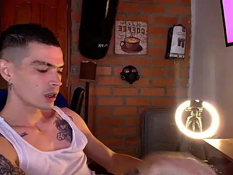 Snapshot of Travis_R chatting on October 2025 06:39:01 PM Travis R online show from October 2025 06:39:01 PM