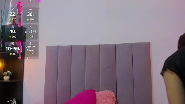 HoollyHendrix online show from October 2025 07:58:01 PM