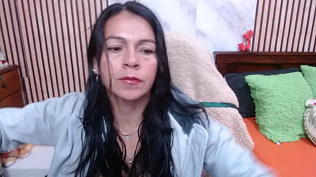 camilavargas  online show from October 2025 01:54:01 PM