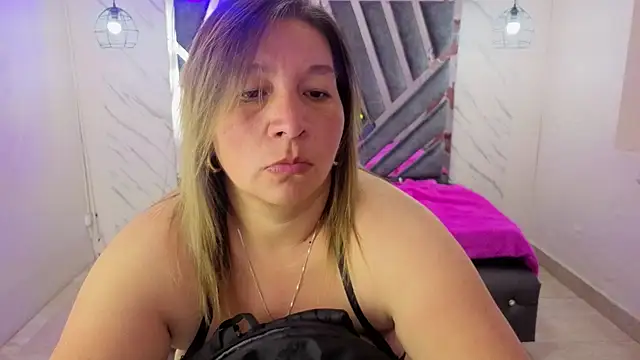 Snapshot of MaylinRosse_ chatting on May 2026 07:19:02 PM MaylinRosse online show from May 2026 07:19:02 PM