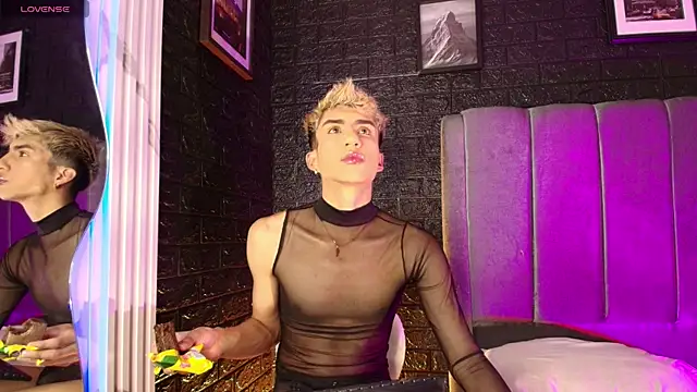 Snapshot of Erick_Velveth chatting on November 2025 09:39:02 PM Erick Velveth online show from November 2025 09:39:02 PM