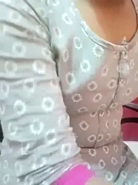 Snapshot of pari_rani7 chatting on November 2025 04:40:01 AM pari rani7 online show from November 2025 04:40:01 AM