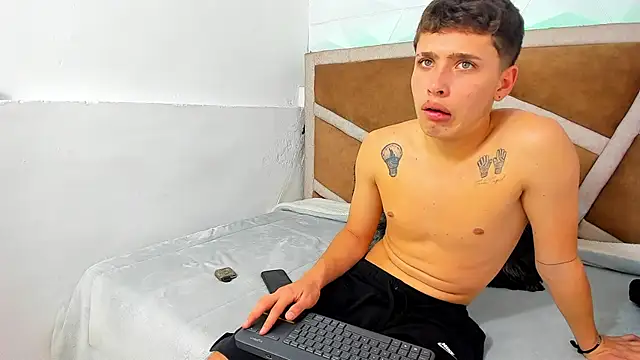 Julian wolf18 online show from November 2025 05:01:02 PM