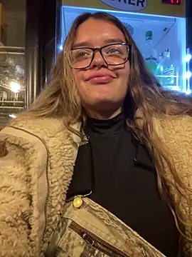 Aphrill online show from October 2025 04:24:02 AM