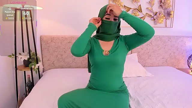 Snapshot of _Malak chatting on November 2025 06:37:02 PM Malak online show from November 2025 06:37:02 PM