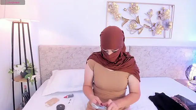 Snapshot of _Malak chatting on November 2025 07:03:03 PM Malak online show from November 2025 07:03:03 PM