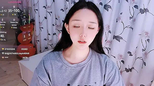 Niannian- online show from November 2025 05:13:01 PM