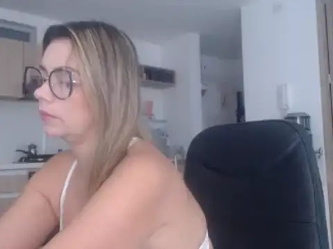 LovePaula online show from February 2025 12:48:01 PM