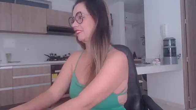 LovePaula online show from June 2026 11:10:01 AM