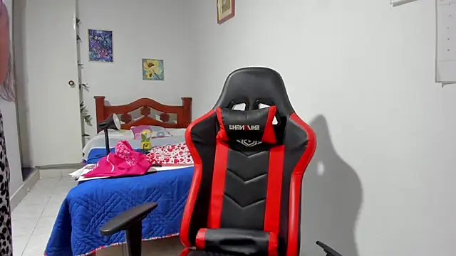 Snapshot of SophieLAmour chatting on November 2025 02:34:02 AM SophieLAmour online show from November 2025 02:34:02 AM