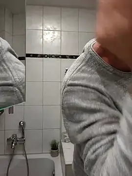 Snapshot of TommyTom76 chatting on October 2025 08:33:01 AM TommyTom76 online show from October 2025 08:33:01 AM