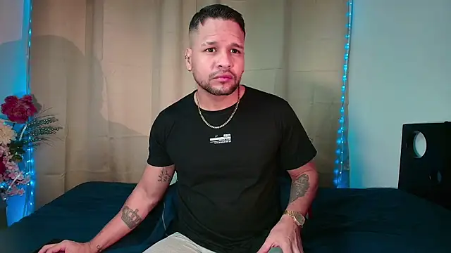 Snapshot of LucasGaeel chatting on February 2026 12:00:01 PM LucasGaeel online show from February 2026 12:00:01 PM