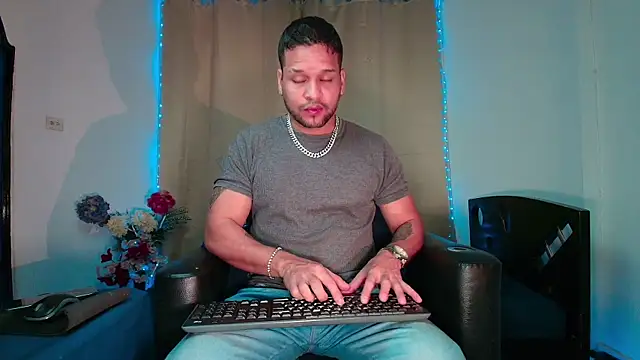 Snapshot of LucasGaeel chatting on February 2026 12:09:01 PM LucasGaeel online show from February 2026 12:09:01 PM