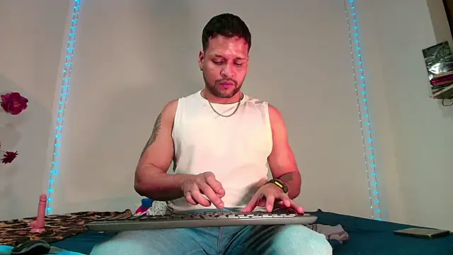 Snapshot of LucasGaeel chatting on March 2026 01:22:02 AM LucasGaeel online show from March 2026 01:22:02 AM