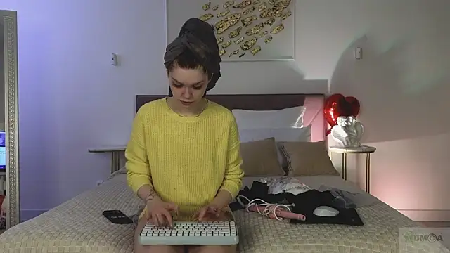 Nicole Broown  online show from March 2026 08:55:01 PM