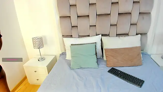 ChikiBom28 online show from October 2025 07:45:01 PM