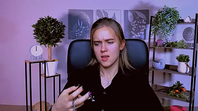 JuneWoods online show from October 2025 12:19:01 PM