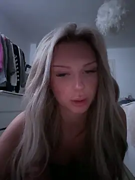 Snapshot of blondeeee chatting on December 2025 05:29:01 PM blondeeee online show from December 2025 05:29:01 PM