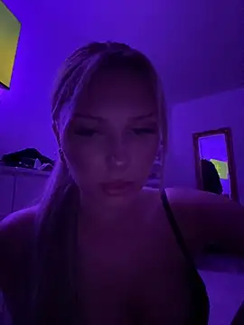 Snapshot of blondeeee chatting on December 2025 05:52:02 PM blondeeee online show from December 2025 05:52:02 PM