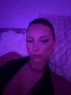 Snapshot of blondeeee chatting on January 2026 05:04:01 PM blondeeee online show from January 2026 05:04:01 PM