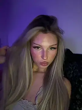 Snapshot of blondeeee chatting on February 2026 06:11:01 PM blondeeee online show from February 2026 06:11:01 PM