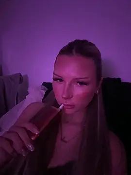 Snapshot of blondeeee chatting on February 2026 05:55:02 PM blondeeee online show from February 2026 05:55:02 PM