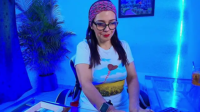 Carol Miss2 online show from November 2025 10:37:01 AM