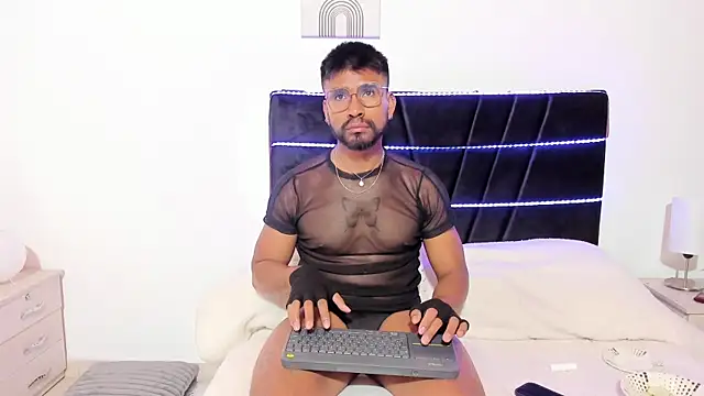 Taylormaccurdy  online show from November 2025 02:50:01 PM