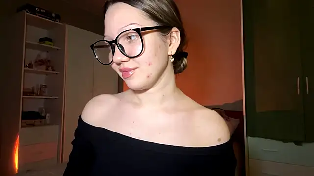 EmiIyKitty online show from December 2025 06:56:01 PM