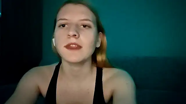 LynteriLain online show from November 2025 03:19:02 AM