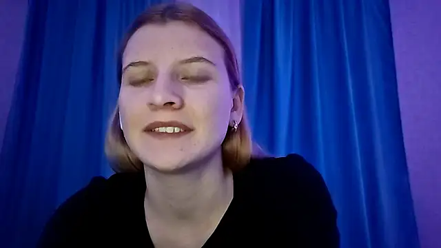 LynteriLain online show from December 2025 05:51:02 PM