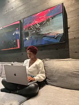 Snapshot of tia___fox chatting on November 2025 10:15:02 AM tia fox online show from November 2025 10:15:02 AM