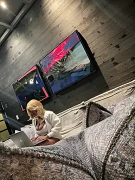 tia   fox online show from February 2026 06:58:02 AM