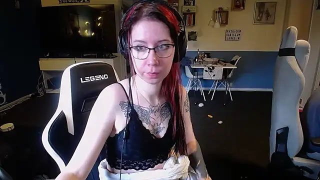 Snapshot of TattooedGirls chatting on October 2025 08:25:01 AM TattooedGirls online show from October 2025 08:25:01 AM