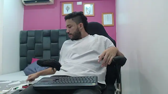 Juan FelipeX01 online show from October 2025 04:51:02 PM