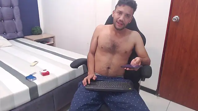 Juan FelipeX01 online show from November 2025 05:13:02 PM