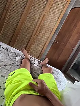 Snapshot of HenryLee1983-cums chatting on October 2025 02:10:01 AM HenryLee1983-cums online show from October 2025 02:10:01 AM