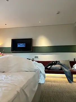 Snapshot of HenryLee1983-cums chatting on October 2025 12:08:02 AM HenryLee1983-cums online show from October 2025 12:08:02 AM