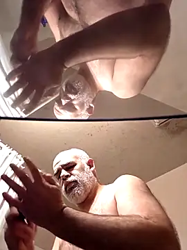 Snapshot of DeeBestEver chatting on December 2025 10:40:02 PM DeeBestEver online show from December 2025 10:40:02 PM