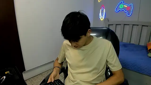 StiwenTwink online show from November 2025 12:39:02 PM