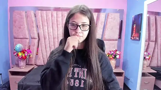 sarah sweett  online show from October 2025 01:23:01 PM