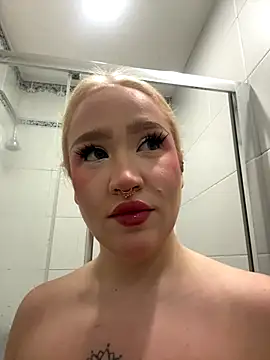 Snapshot of RollDolls chatting on October 2025 05:08:01 AM RollDolls online show from October 2025 05:08:01 AM