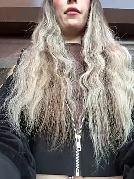 Snapshot of RollDolls chatting on November 2025 05:10:02 AM RollDolls online show from November 2025 05:10:02 AM