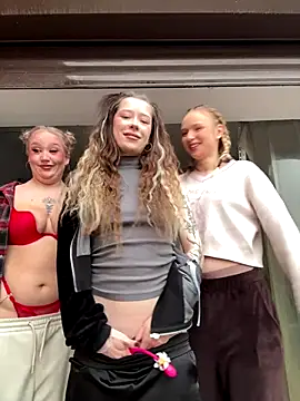 Snapshot of RollDolls chatting on November 2025 05:07:02 AM RollDolls online show from November 2025 05:07:02 AM