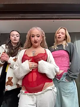 Snapshot of RollDolls chatting on November 2025 05:11:01 AM RollDolls online show from November 2025 05:11:01 AM