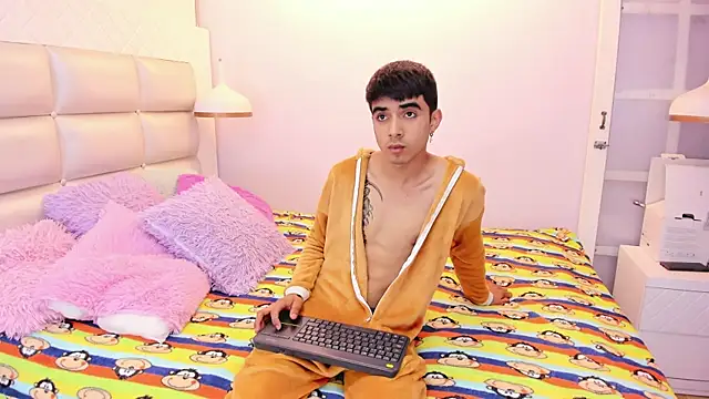 Hottie Guy online show from October 2025 06:49:02 PM