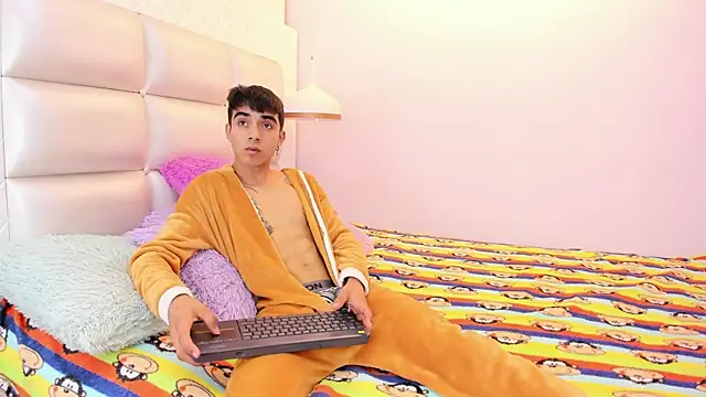 Hottie Guy online show from October 2025 06:16:02 PM