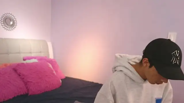 Hottie Guy online show from November 2025 05:45:02 PM