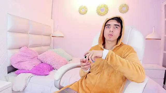 Hottie Guy online show from November 2025 05:55:02 PM